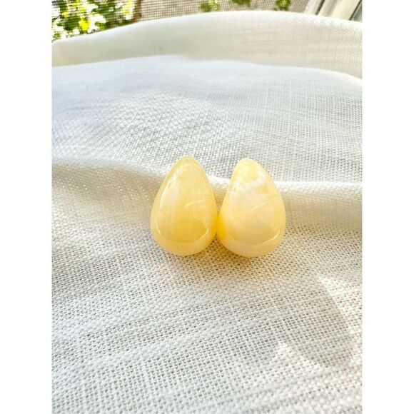 Light yellow mod style dangle earrings - Picture 2 of 2